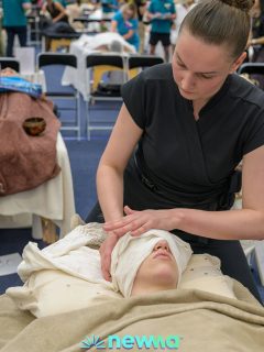 Mon premier championnat d'Europe 🇪🇺

231 participants, 43 pays et 548 massages sur deux jours !

Un weekend riche en créativité et en partage. Tous réunis autour de la même passion : le massage 🙌
Une expérience très enrichissante et de belles rencontres 🫶 

J'ai présenté deux massages, un premier dans la catégorie "wellness" (Spa bien-être et relaxation), puis un second en "Asian traditions". 
Des soins comme je pratique au quotidien dans ma cabine, à l'écoute de votre corps. 

Plutôt contente de mon classement :

Catégorie "Wellness" 
Classement Euro : 15ieme 🇪🇺
Setup et présentation de table : 6ieme
Innovation: 8ieme
Empathie : 6ieme

Catégorie "Asian traditions"
Classement Euro 15ieme 🇪🇺
Setup et présentation de table : 8ieme
Innovation : 13ieme
Empathie : 2ieme

Merci à @newmassageassociation pour ce merveilleux moment.
