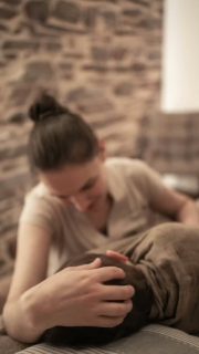 Je voulais vous partager un moment de complicité autour du massage que j'ai de temps en temps avec mon fils de 5ans.

Mais hier autour d'un jeux, il m'a dit cette phrase : " Maman est-ce que les garçons, ils ont le droit de masser ? "

Cette petite phrase m’a fait sourire sur le coup… mais elle m’a aussi fait réfléchir.

Parce qu’aujourd’hui encore, certains métiers restent associés davantage aux femmes ou aux hommes.
Et le métier de masseur n’y échappe pas.

Être masseur, ce n’est pas une question de genre. C’est une question de toucher, d’écoute, de présence, de sensibilité et de savoir-faire.

Les stéréotypes ont la vie dure.
Alors commençons peut-être par transmettre à nos enfants une idée toute simple :
Il n’y a pas de métier « pour les filles » ou « pour les garçons ».
Il y a simplement des métiers que l’on aime 🤍

Et si mon fils veut devenir masseur un jour…
Je serai sa première cliente, il s'applique déjà tellement dans son toucher 🥹

#massagebienetre #mamanfière