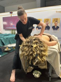 Retour en images sur le concours du Meilleur Spa Praticien 2026 🏅

Un weekend autour de la passion du massage ! 

Finaliste en catégorie freestyle, mais le stress a été mon pire ennemi 😅 
Ne voulant pas rester sur une déception par rapport à mon passage, je me suis inscrite en catégorie énergétique la veille. Cette fois je me suis éclatée lors de mon passage en finale, j'ai eu la 4ieme place ☺️

Merci aux membres du jury qui ont pris le temps de me faire un retour et pour leurs précieux conseils 
@patriciaspa.bienetre
@omiri_massage
@catherine_cerezo_official
@elegance_academies

Merci à mes deux modèles @aurabeaute.lens et @aunaturelselonmanon 

C'était aussi un weekend riche en rencontres, tout particulièrement avec vous les filles @aromana_massages
@emeline_pro_massages_et_soins et @_poezen ☺️
Et en retrouvailles @aurabeaute.lens et @patriciaspa.bienetre 
C'était un plaisir de vous revoir ❤️

Place à mon premier championnat d'Europe le mois prochain, j'ai hâte de découvrir !